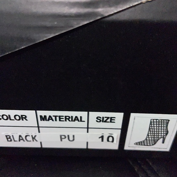 Fashion Nova Booties & CrossBody 🖤 - Picture 4 of 6